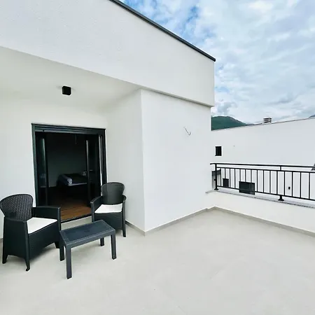 Luxury Lana Apartments Bar Exterior photo