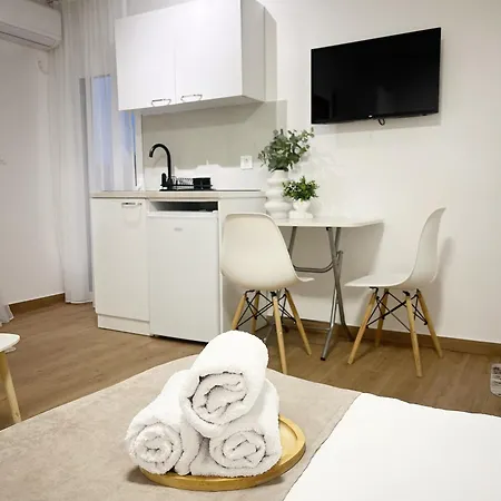 Luxury Lana Apartments Bar Exterior photo