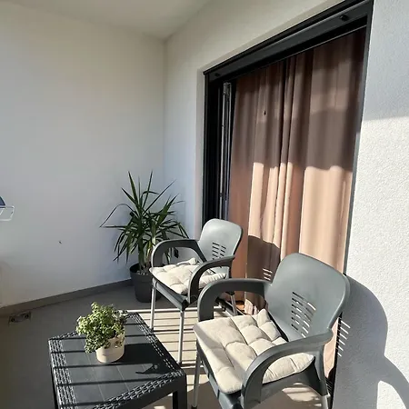 Luxury Lana Apartments Bar Exterior photo